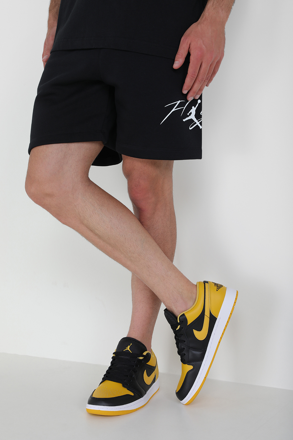 תמונת כל הלוק של נעלי סניקרס